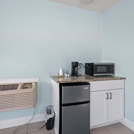 Partial Ocean View Hotel Room- King Bed #1 Fort Pierce Exteriör bild
