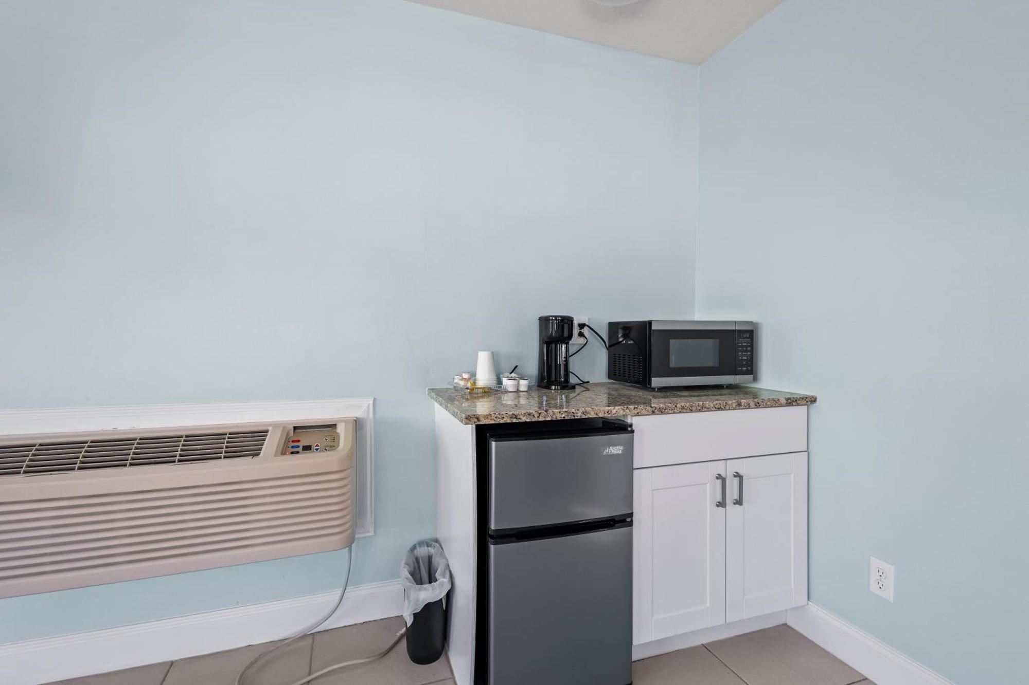 Partial Ocean View Hotel Room- King Bed #1 Fort Pierce Exteriör bild